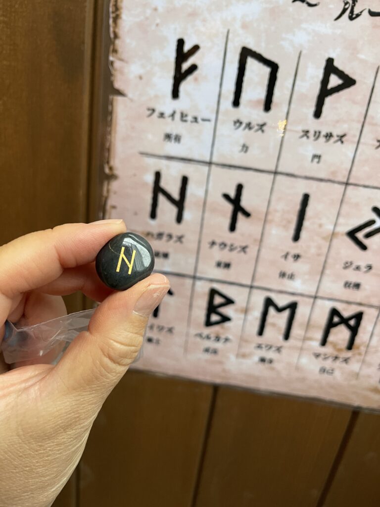 キャンプアンドキャビンズ山中湖クリスタルハンターレアストーンルーン文字