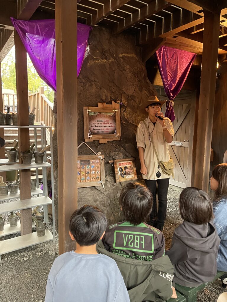 キャンプアンドキャビンズ山中湖のクリスタルハンターで説明を受けている