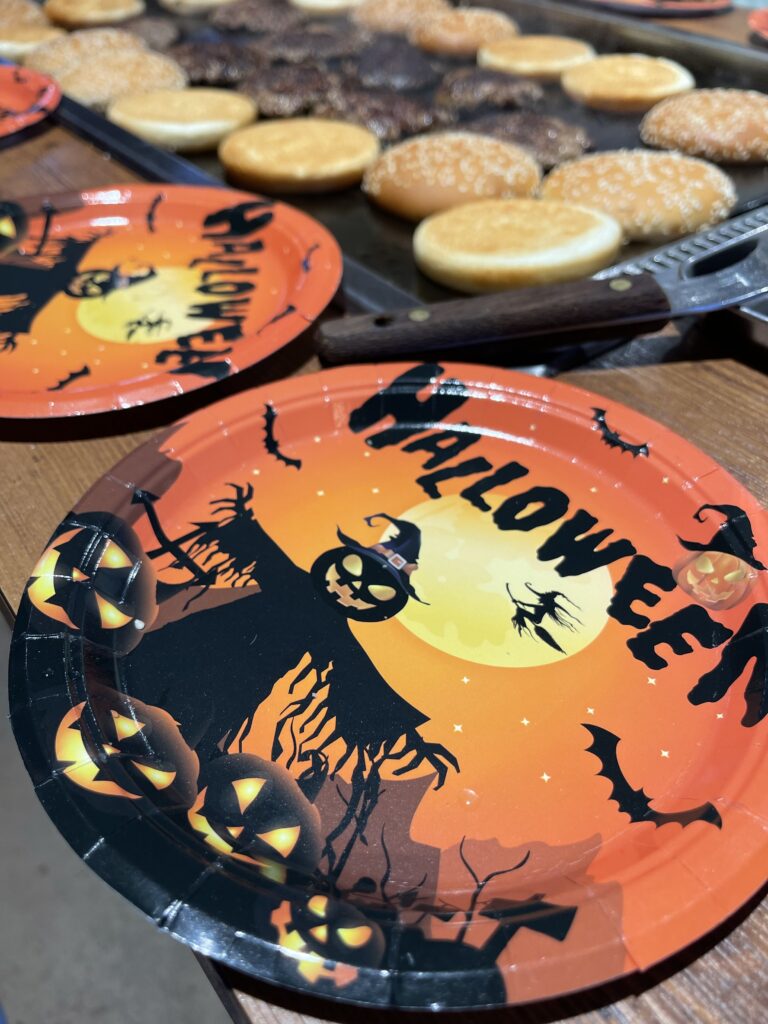 キャンプアンドキャビンズ山中湖ハンバーガー作り体験お皿ハロウィン