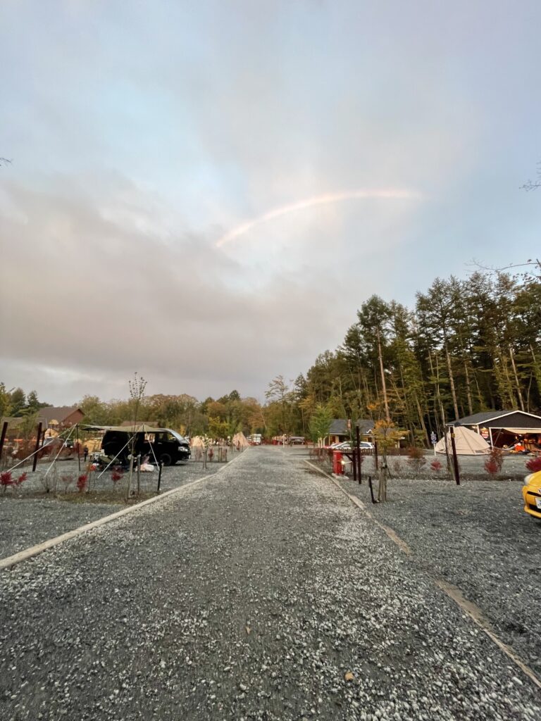 キャンプアンドキャビンズ山中湖で雨上がりに見えた虹の風景
