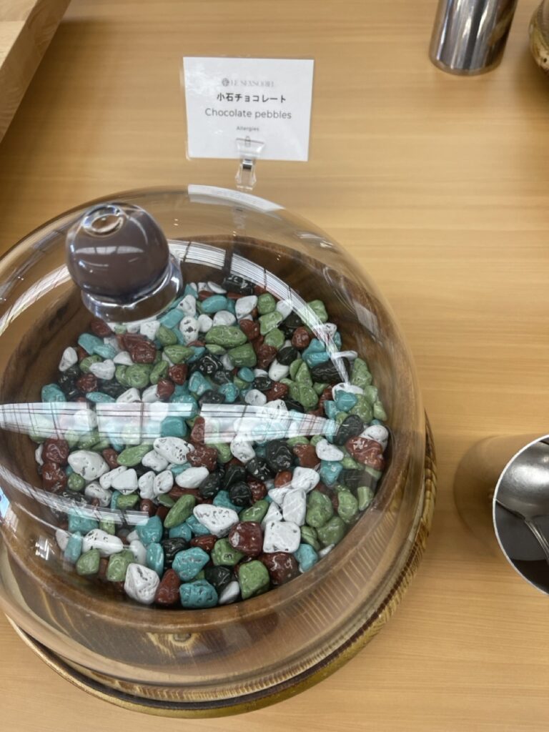 グランドメルキュール八ヶ岳（Grand Mercure Yatsugatake）3階　森のラウンジ　小石のチョコレート