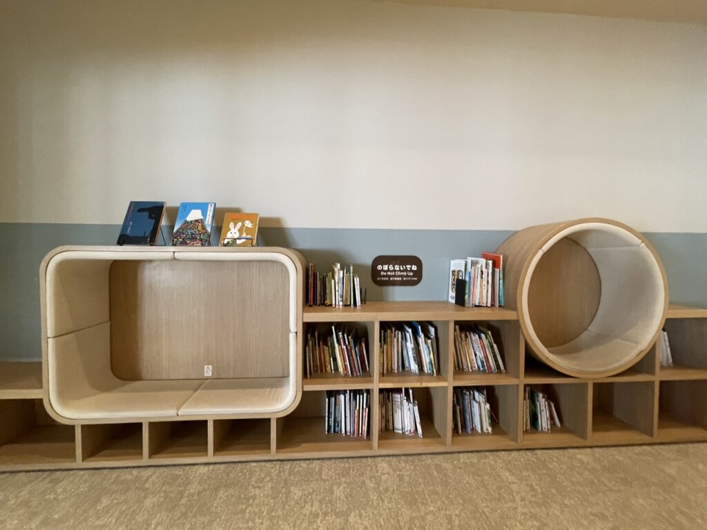 グランドメルキュール八ヶ岳（Grand Mercure Yatsugatake）杜の8 キッズスペース　　本棚