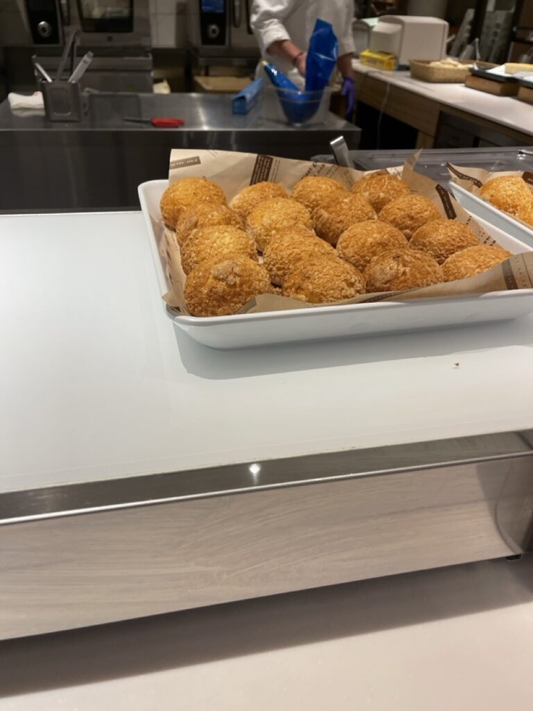 グランドメルキュール八ヶ岳（Grand Mercure Yatsugatake）レストラン　夕食　シュークリーム