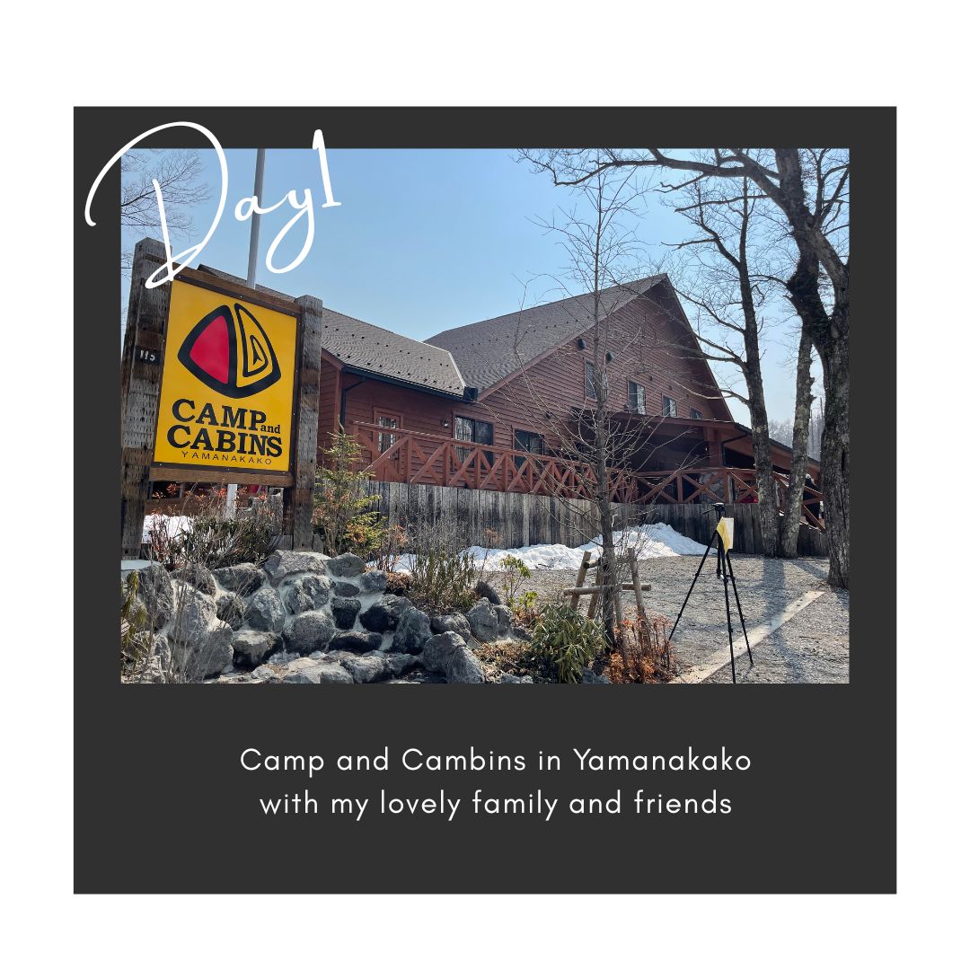 Camp＆Cabins山中湖の入り口サイン。奥にはログハウスの宿泊棟。子連れキャンプ