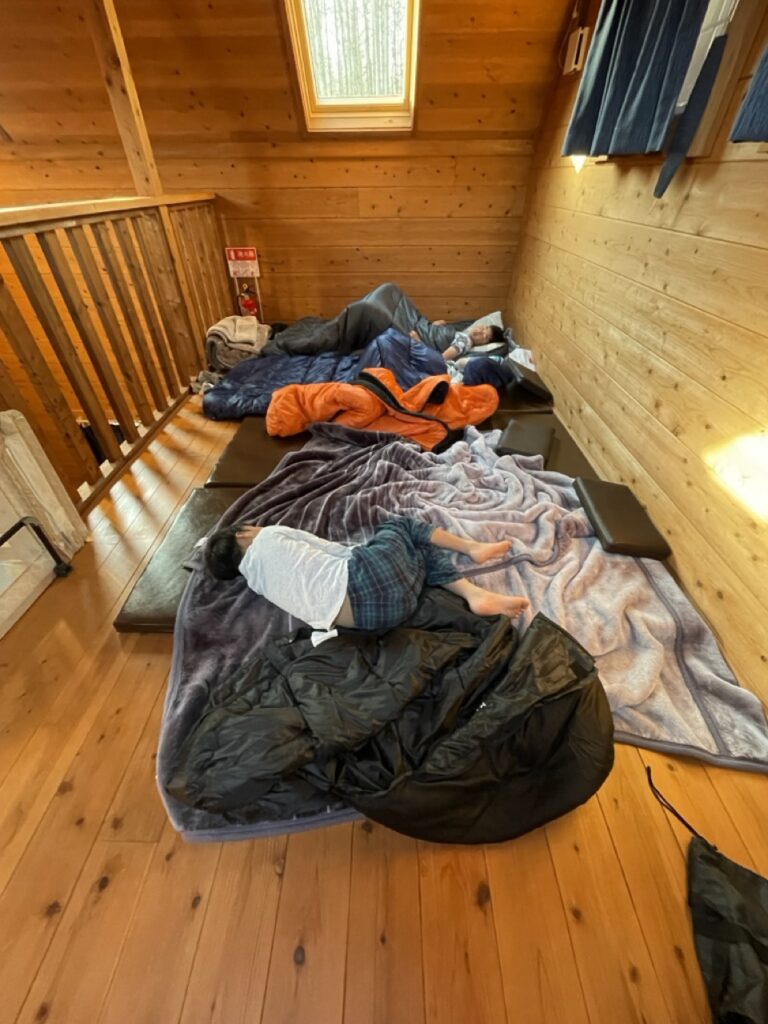 camp&cabins山中湖 キャンプアンドキャビンズ山中湖 寝袋 コテージ 子連れ キャンプ