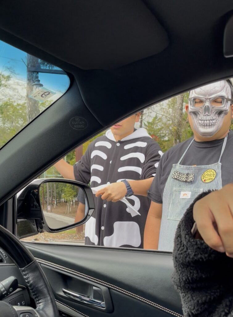 キャンプアンドキャビンズ山中湖のハロウィンでエントランスでスタッフが仮装してお迎えをしてくれるところ